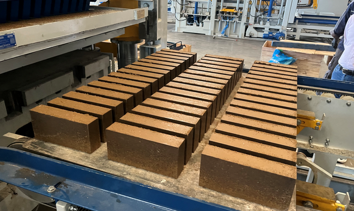 Mașina complet automată de fabricat cărămidă ZN1500 dă putere clienților din China de Est în utilizarea resurselor de nămol